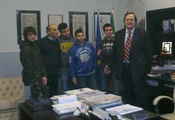 Gli studenti del Facchinetti insieme al sindaco Farioli